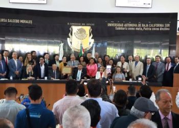 Acude Gobernador a develación del nombre y lema de la UABCS en el Congreso del Estado