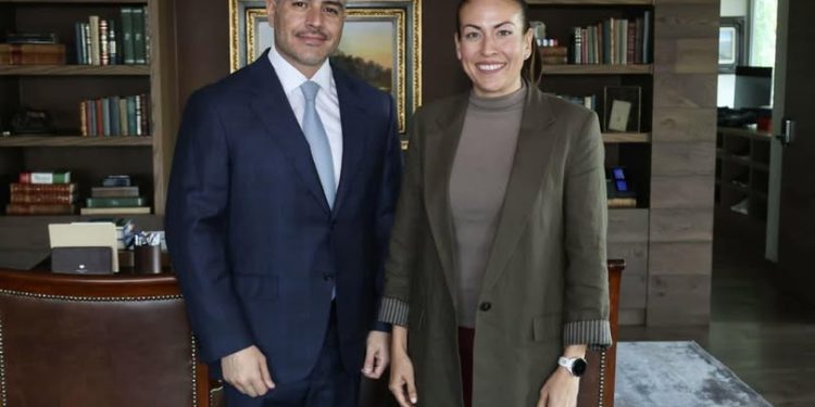 Muestra de ese ritmo implementado por la alcaldesa paceña es la reunión que acaba de sostener con el secretario de seguridad y protección ciudadana federal, Omar García Harfuch luego del anuncio que la munícipe hizo de incrementar más hasta el 43 por ciento el salario de los policías municipales de La Paz.