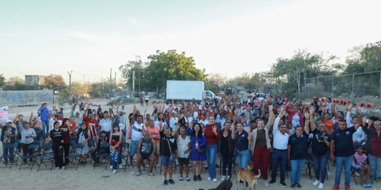 Milena Quiroga estuvo de vista en colonias del Caribe Bajo en Cabo San Lucas, donde dialogó con sus habitantes y a quienes informó sobre los programas, obras y acciones que se están llevando en La Paz, para que los servicios lleguen y se mejoren en todas las colonias. En la reunión en la que estuvo acompañada de lideres de diferentes colonias y habitantes, señaló que los problemas se resuelven solamente de la mano de las y los ciudadanos y ejerciendo los reursos de manera eficiente. Resaltó que La Paz se posicionó entre los municipios con mejor transparencia en el país en el ejercicio de los recursos públicos, derivado de un estudio realizado por la consultora mexicana Gobernova, que analizó 171 municipios de los 32 estados del país, y en el que la capital del Estado se posicionó entre los primeros 10 lugares como una administración eficiente y responsable con sus habitantes al utilizar los recursos del pueblo para el bienestar de las familias paceñas.