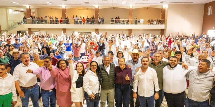 En Comondú por ejemplo, Quiroga Romero fue acompañada por Roberto Pantoja, Edson Gallo, José Raúl Madrid, Karen Lagarda, Rita Álvarez, Humberto Arce, Yuridia Ávila, Venustiano Pérez, Aurora Pantoja, Fernando Romero, Miriam Berber, Guillermo Ledesma, entre otros liderazgos de El Valle.
Ahí la paceña comentó que en esta tierra se esta está haciendo un gran esfuerzo y que se requiere seguir apoyando productores, agricultores, pescadores y comerciantes con unidad dentro del movimiento, trabajando en equipo y coordinación con la presidenta Claudia Sheinbaum y siempre conservando los valores fundamentales de: No mentir, no robar, no traicionar y sobre todo, ser perseverantes.