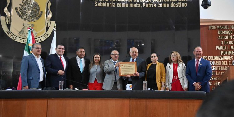 En sesión solemne, el Congreso del Estado de Baja California Sur develó la leyenda “Universidad Autónoma de Baja California Sur, Sabiduría como meta, Patria como destino” en el Muro de Honor de la Sala de Sesiones “General José María Morelos y Pavón”, como un reconocimiento al papel histórico y social de la máxima casa de estudios en la entidad. A nombre del Poder Legislativo, el diputado Sergio Guluarte Ceseña destacó que esta inscripción no solo honra la memoria institucional, sino que representa un compromiso permanente con el futuro, subrayando que la educación pública debe entenderse como un derecho, una expresión de dignidad y un destino compartido para la sociedad sudcaliforniana.