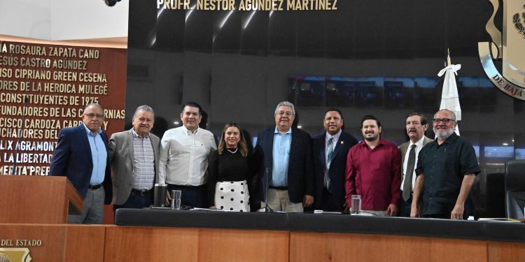 En reconocimiento a sus aportes, develan representantes de los poderes del Estado letras doradas de Néstor Agúndez Martínez en la sala de sesiones del Congreso del Estado.