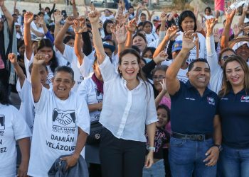 MILENA QUIROGA DIALOGA CON FAMILIAS DE CABO SAN LUCAS
