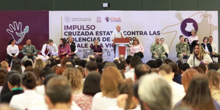“Con la Cruzada Estatal Contra las Violencias de Género, a través del programa Párale a la Violencia, buscamos disminuir la violencia, atender sus causas y acompañar a quienes más lo necesitan en Baja California Sur”, expresó el gobernador Víctor Manuel Castro Cosío al encabezar el encuentro de seguimiento a la Cruzada. El mandatario sudcaliforniano destacó que la estrategia se sustenta en tres ejes fundamentales: prevenir, atender y sancionar, garantizando que las acciones no solo reaccionen ante hechos, sino que también transformen las causas que generan violencia. Señaló que es un compromiso del Gobierno del Estado que ninguna mujer se sienta sola y que se actúe con responsabilidad para proteger a todas y todos.
