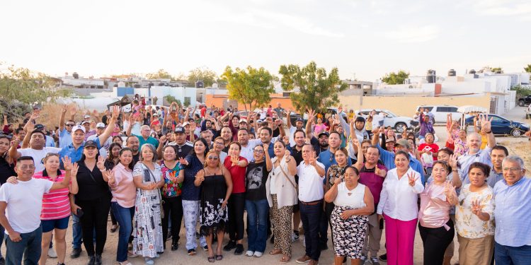 Los Cabos, Baja California Sur,. En la colonia Chulavista,
Milena Quiroga sostuvo un encuentro con vecinas y vecinos donde el eje fue el
contacto ciudadano y la defensa del agua como un derecho humano. La alcaldesa
de La Paz centró su mensaje en resultados concretos y en la responsabilidad de los
gobiernos de garantizar servicios básicos sin privilegios ni abusos. Acompañada por la senadora María Guadalupe Chavira de la Rosa, la diputada Liz
Arroyo y Elizabeth Gutiérrez, coordinadora estatal de Construyendo el Segundo
Piso en jalisco, la alcaldesa de La Paz destacó que el proyecto de transformación
avanza cuando existe coordinación entre municipios, estados y federación, en pleno
respaldo a la presidenta Claudia Sheinbaum Pardo.
Recordó que al asumir la administración, se identificaron tomas clandestinas y
extracción ilegal del recurso, lo que afectaba directamente a las familias, como
respuesta, se creó un Centro de Monitoreo del Agua que permite supervisar el
recurso desde su extracción en pozos hasta su llegada a los hogares, con
seguimiento permanente y apego a la legalidad.