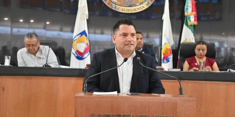 El diputado Erick Agúndez Cervantes (PVEM) propuso ampliar a 200 metros la distancia mínima entre expendios de alcohol y escuelas, hospitales y templos.