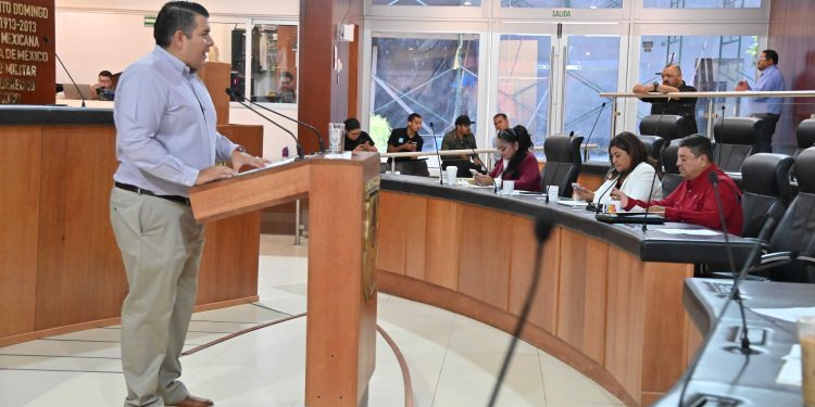 Aprueba el Congreso del Estado de BCS exhortar a La Secretaría de Hacienda para que aclare los procesos de liquidación de cartera de la Financiera Nacional de Desarrollo Agropecuario, Rural, Forestal y Pesquero. En la gráfica el diputado Fabrizio del Castillo.