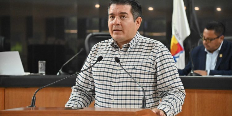 El Congreso del Estado de Baja California Sur aprobó la reforma al artículo 27 de la Ley de Derechos y Productos del Estado, con el objetivo de ampliar las opciones y plazos para la expedición de licencias de manejo en la entidad. La iniciativa presentada por el diputado Christian Fabrizio del Castillo Miranda establece nuevas modalidades de vigencia para las licencias de conducir, permitiendo a la ciudadanía elegir entre periodos de 1, 3 o hasta 6 años, de acuerdo con sus necesidades económicas y personales.