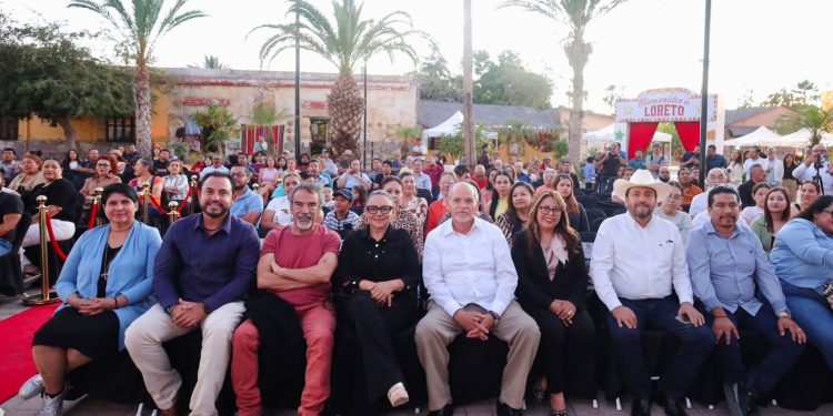 Loreto, B.C.S., Con una destacada participación de la comunidad y una agenda cultural de alto nivel, Loreto celebró con alegría al séptimo arte en la tercera edición del Festival Internacional de Cine, evento que año con año se consolida como un espacio de encuentro que promueve el talento, la cultura y la identidad. Uno de los momentos más significativos fue la presentación del reconocido actor mexicano Damián Alcázar, quien generó gran entusiasmo entre las y los asistentes por su cercanía, sencillez y disposición para compartir sus experiencias, fortaleciendo el vínculo entre la comunidad y el maravilloso mundo del cine. El evento logró superar todas las expectativas al reunir a familias, jóvenes y visitantes en torno a un calendario de actividades muy variado, que incluyó proyecciones de películas, cortometrajes, exposiciones y actividades artísticas.