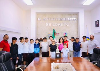 CAMPEONES ESTATALES DE FUTBOL INCLUSIVO VISITAN PRESIDENCIA MUNICIPAL Y COMPARTEN TROFEO CON LA ALCALDESA PAZ OCHOA AMADOR