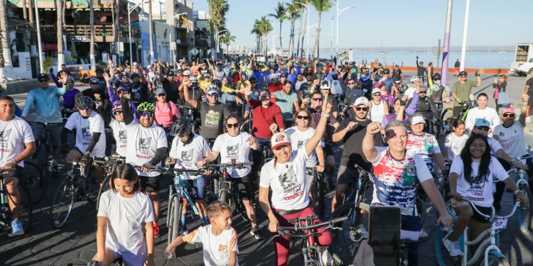 Acompañada por más de 200 personas, la alcaldesa de La Paz, Milena Quiroga Romero, encabezó una Rodada por la Paz en el malecón paceño, como parte de las Jornadas por la Paz que promueve la presidenta de la República, Claudia Sheinbaum Pardo, reafirmando el compromiso del Gobierno Municipal con las políticas federales de prevención de las causas y el fortalecimiento del tejido social. En el recorrido, que se realizó la mañana de este domingo, desde El Molinito hasta el parque El Manglito, reunió a familias completas, grupos de runners, deportistas y ciudadanía en general, quienes participaron en bicicleta y patines en esta actividad que se llevó a cabo de manera simultánea en distintos estados del país.