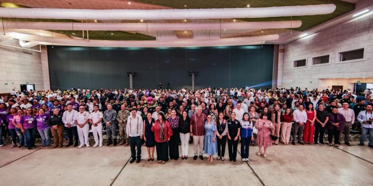 En esta actividad donde se destacaron los logros alcanzados en el municipio paceño en materia de seguridad púbica, la alcaldesa fue acompañada por un sin número de representantes de los diversos sectores de la sociedad y donde destacó la asistencia de los alcaldes de Loreto, y Comondú, Paz del Alma Ochoa y Roberto Pantoja, respectivamente. Quiroga Romero evidenció el músculo político de su proyecto y destacó que la experiencia de La Paz demuestra que la seguridad no se resuelve con una sola acción, sino con un proceso sostenido que une prevención, proximidad, mejores policías y trabajo coordinado con MARINA, SEDENA, Guardia Nacional, FGR, CNI y autoridades estatales y municipales, en sintonía con el modelo nacional de la presidenta Claudia Sheinbaum.