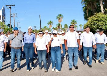 ENCABEZA ALCALDESA PAZ OCHOA AMADOR DESFILE CONMEMORATIVO POR EL DÍA DEL TRABAJO