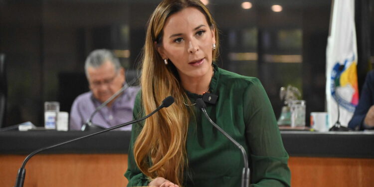 La diputada Arlene Moreno Maciel propuso en el congreso de BCS endurecer las sanciones contra responsables de exhibicionismo en espacios públicos.