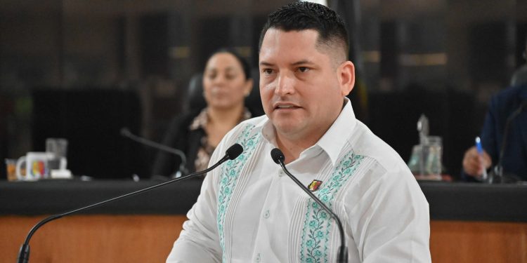 En el Congreso de BCS, el diputado Erick Agúndez presentó iniciativa para regular uso de celulares en escuelas de BCS.