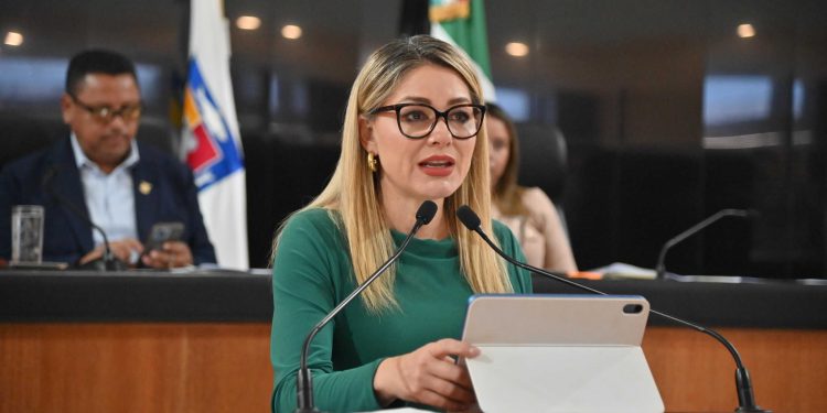 La diputada Karina Olivas Parra presentó al pleno iniciativa con proyecto de decreto que reforma disposiciones a fin de hacerle frente al uso indebido de sistemas de Inteligencia Artificial (IA) como instrumento de violencia digital.