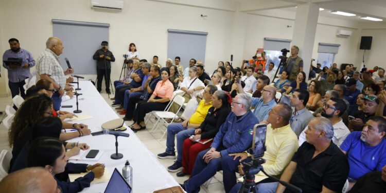 El gobernador del estado, Víctor Manuel Castro Cosío, reiteró su respaldo total al pueblo de Loreto ante la preocupación social generada por el decreto federal relacionado con la habilitación y modificación de puertos y terminales en el territorio nacional, que incluye a este municipio sudcaliforniano. En un documento dirigido a la presidenta de México, Claudia Sheinbaum Pardo, el mandatario estatal expresó de manera firme el compromiso de seguir defendiendo el Parque Nacional Bahía de Loreto y atender el sentir de las y los loretanos, quienes han manifestado su rechazo a las disposiciones contempladas en dicho decreto.