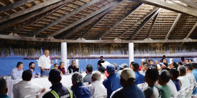 En reunión de trabajo con integrantes de la Unión de Pescadores y Prestadores de Servicios Turísticos de Loreto, el gobernador Víctor Manuel Castro Cosío anunció la autorización y establecimiento de la tarifa preferencial a las cooperativas registradas que operan dentro de la dársena e instalaciones de la Administración Portuaria Integral de Baja California Sur (API-BCS). Acompañado por la alcaldesa Paz del Alma Ochoa y autoridades de la Comisión Nacional de Áreas Naturales Protegidas (CONANP) y del Parque Nacional Bahía de Loreto, el mandatario estatal indicó que las cooperativas que aún no se registran, así como pescadores libres, tendrán la oportunidad de hacerlo y recibir este beneficio. “Queremos garantizar la organización y seguridad de los pescadores, así como regular la operatividad de las embarcaciones”, reiteró.