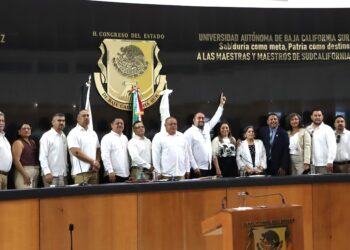 Reconoce SEP a docentes de BCS durante develación en el muro de honor del Congreso del Estado
