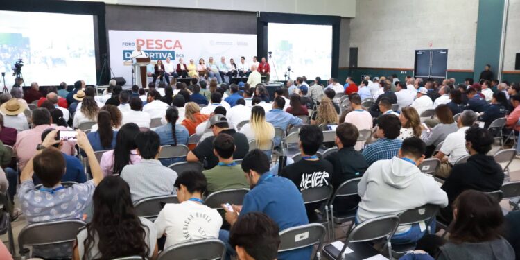 Durante la inauguración del Tercer Foro Estatal de Pesca Deportiva 2026, el gobernador del estado, Víctor Manuel Castro Cosío, refrendó el respaldo de su administración a esta actividad, al destacar que representa una importante fuente de crecimiento económico y sustento para familias de los cinco municipios de Baja California Sur. El encuentro, realizado en el Centro de Convenciones de La Paz, reunió a especialistas, autoridades de los tres órdenes de Gobierno, pescadores y prestadores de servicios turísticos, con el propósito de intercambiar propuestas que contribuyan al impulso de una práctica responsable y a la conservación de los recursos marinos.
