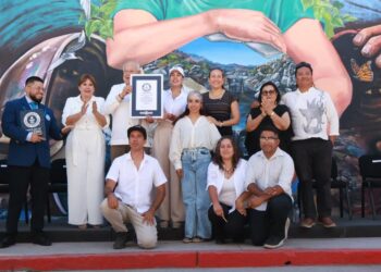 Recibe Gobernador de BCS reconocimiento de Guinness World Records por mural interactivo de fútbol
