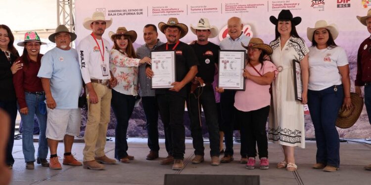 Con el objetivo de abrir espacios al desarrollo turístico, la gastronomía local y la identidad cultural de las comunidades serranas, el gobernador Víctor Manuel Castro Cosío inauguró en San Francisco de la Sierra, municipio de Mulegé, la 2.ª edición del Festival del Cabrito, con la participación de 160 productoras y productores caprinos de distintas regiones de Baja California Sur. El mandatario estatal destacó que el festival refleja una organización local más sólida y una participación creciente de quienes se dedican a la actividad caprina, lo que ha permitido dar mayor visibilidad al trabajo regional y abrir espacios para el intercambio de experiencias, la comercialización y el reconocimiento de las tradiciones.