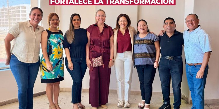 En la reunión participaron Eda María Palacios, senadora suplente de Homero Davis;
Alondra Torres, Diputada de Morena; Petra Juárez Maceda, regidora de Morena; el
doctor Ernesto Ibarra Montoya, excandidato del PAN a la alcaldía de Los Cabos;
Damián Velázquez, exdirigente del PRI; Berenice Serrato, fundadora de Morena; y
la diputada del PT Gabriela Montoya, cuya incorporación en días recientes había
generado especulación política. Lejos de provocar fracturas, el encuentro confirmó que el proyecto de Milena
Quiroga tiene hoy la capacidad de reunir a perfiles provenientes de trayectorias
distintas en torno a una misma visión: construir una ruta de orden, resultados y
coordinación para el estado.
