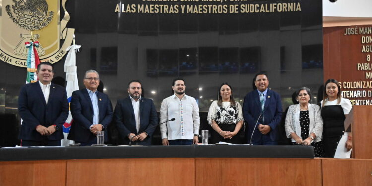 Reconocer a las maestras y maestros de Baja California Sur es un acto de justicia, gratitud y reivindicación, afirmó la diputada Lourdes Cornejo Rendón en la sesión solemne de develación de las letras doradas en el muro del recinto legislativo en el marco de la conmemoración del día de la maestra y el maestro. Ante representantes de los tres poderes del Estado, del magisterio y la representación del Sindicato Nacional de Trabajadores de la Educación (SNTE), la representante de la Fracción de Nueva Alianza afirmó que el suceso representa una reflexión y una oportunidad sobre los avances que se han obtenido en la lucha que se da a través del diálogo y acuerdos que benefician a todo el magisterio en el Estado.