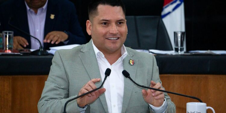 El diputado Erick Iván Agúndez Cervantes, representante del Partido Verde Ecologista de México en la XVII Legislatura, propone imponer penas de dos a seis años de prisión y multas de hasta 3 mil días a quienes realicen cualquier forma de abuso sexual contra animales, con o sin acceso carnal, mediante una iniciativa que adiciona el artículo 388 Bis al Código Penal de Baja California Sur, con el objetivo de tipificar como delito los actos de zoofilia y bestialismo
