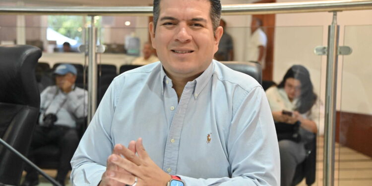 El diputado Christian Fabrizio del Castillo Miranda (PRI) presentó ante el pleno del Congreso del Estado una iniciativa para reformar la Ley Orgánica del Poder Legislativo de Baja California Sur, con el propósito de fortalecer el funcionamiento interno, la disciplina parlamentaria y los protocolos de seguridad del recinto legislativo.