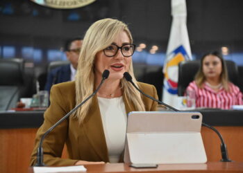 Busca diputada Karina Olivas permitir que el apellido materno pueda ir primero en actas de nacimiento en BCS