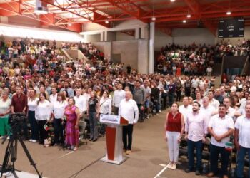 Simpatizantes y militantes de Morena reiteran su apoyo a Sheinbaum al llegar a su segundo año de gobierno.