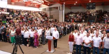 Simpatizantes y militantes de Morena reiteran su apoyo a Sheinbaum al llegar a su segundo año de gobierno.