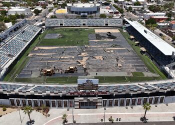 Supervisa Subsecretario de Administración avance de los trabajos en el estadio Guaycura
