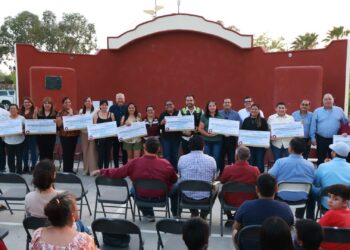 Encabeza Gobernador encuentro ciudadano y entrega apoyos en El Campamento