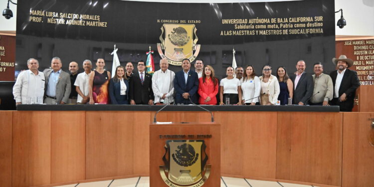 La XVII Legislatura del Congreso de BCS rinde homenaje al CICIMAR IPN por 50 años de su creación y poner a BCS como uno de los referentes más importantes del país en la investigación científica.