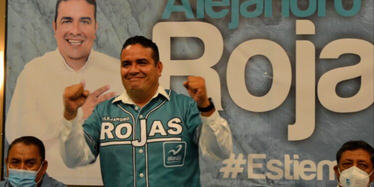 Alejandro Rojas, un verdadero coleccionista de camisetas de partidos y grupos políticos, ahora se suma a la propuesta de Manuel Cota. En la foto de archivo, Rojas viste la camiseta del Partido Nueva Alianza, en uno de sus fallidos intentos como aspirante a la alcaldía de Los Cabos. (archivo)