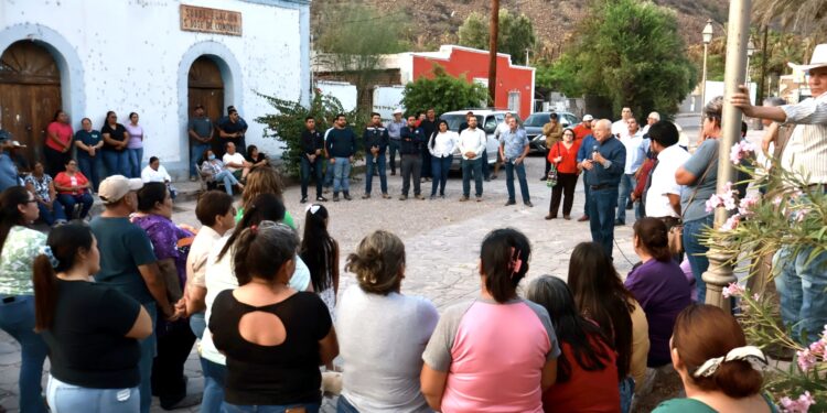 El gobernador Víctor Manuel Castro Cosío acudió una vez más a la comunidad de San José de Comondú, para sostener una reunión con la comunidad, y principalmente con las familias que fueron afectadas por el incendio del pasado 10 del presente mes, a fin de dar seguimiento a compromisos y anunciar el inicio de los trabajos de reconstrucción. En ese encuentro, el mandatario sudcaliforniano destacó una vez más la solidaridad de las y los sudcalifornianos para responderle en el menor tiempo posible a quienes tuvieron afectaciones o que se quedaron sin hogar.