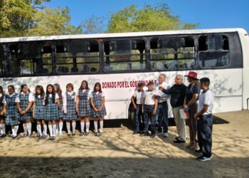 Entrega Gobierno del Estado autobús escolar a secundaria de Los Planes