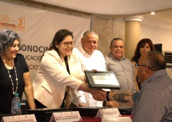 Reconoce Gobierno del Estado a personal administrativo al servicio de la educación en BCS