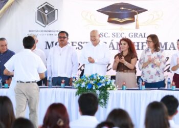 Gobernador destaca avances en educación básica durante clausura de secundaria en Loreto