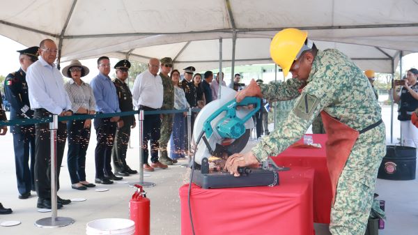 Con motivo del Día Internacional de la Destrucción de Armas de Fuego, el gobernador Víctor Manuel Castro Cosío participó este jueves en la ceremonia realizada en las instalaciones de la Tercera Zona Militar, donde autoridades de los tres órdenes de gobierno refrendaron su compromiso de retirar armamento de circulación y contribuir a la construcción de un entorno más seguro en Baja California Sur. Durante el acto, integrantes de la Mesa de Seguridad destacaron que esta fecha impulsa la entrega voluntaria de armas, con el objetivo de retirarlas de las calles y los hogares, prevenir hechos de violencia y crear conciencia entre la población sobre los riesgos que representa su posesión.