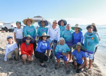 MILENA QUIROGA RECONOCE A LAS MUJERES PARTICIPANTES DEL TORNEO DE PESCA FEMENIL EN EL SARGENTO