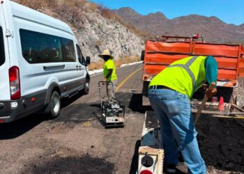 TRABAJA AYUNTAMIENTO DE LORETO EN JORNADA DE BACHEO SOBRE CARRETERA TRANSPENINSULAR