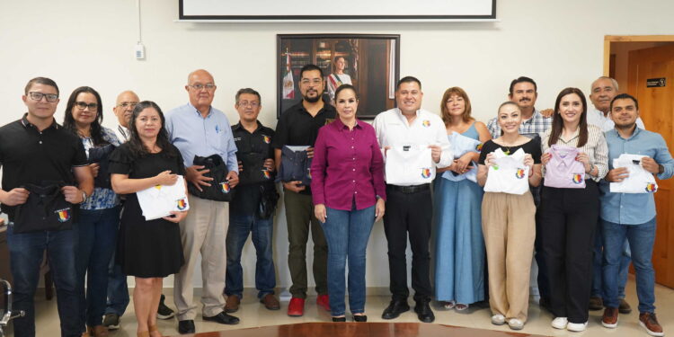 La presidenta de la Junta de Gobierno y Coordinación Política, diputada Gabriela Montoya Terrazas, el Oficial Mayor Adrián Chávez Ruiz y el Director de Finanzas de la XVII Legislatura del Congreso de Baja California Sur, Ismael Rodríguez Piña, entregaron 244 uniformes a trabajadoras y trabajadores de las diferentes áreas del Congreso del Estado. La presidenta de la JUGOCOPO agradeció al personal el trabajo de cada una de las áreas para el funcionamiento del poder Legislativo y destacó la importancia de la uniformidad para la imagen e identidad de cada persona como para la misma institución.