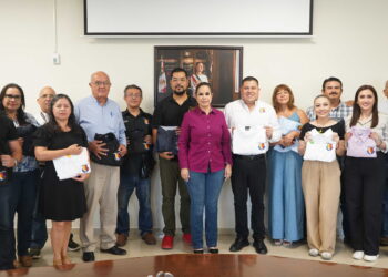 Entrega JUGOCOPO uniformes al personal de la XVII Legislatura de BCS