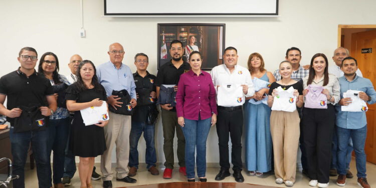 Entrega JUGOCOPO uniformes al personal de la XVII Legislatura de BCS. La presidenta de la JUGOCOPO, diputada Gabriela Montoya, el oficial Mayor, Adrián Chávez y el Director de Finanzas, Ismael Rodríguez hicieron entrega a través de titulares de áreas.