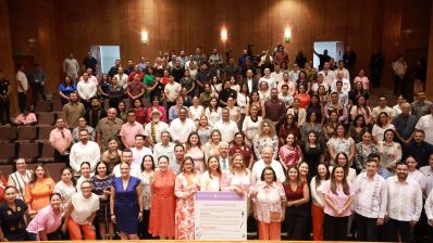 Con la instalación de la “Mesa Naranja” y la firma del compromiso para prevenir la violencia política contra las mujeres en razón de género, la Sala Regional Guadalajara del Tribunal Electoral del Poder Judicial de la Federación (TEPJF) y el Gobierno del Estado de Baja California Sur sumaron esfuerzos para impulsar acciones de prevención y atención en este ámbito. Durante el acto, realizado en el Auditorio de la Escuela de Música, el gobernador Víctor Manuel Castro Cosío destacó que esta iniciativa representa un paso más para avanzar hacia una sociedad donde prevalezcan la igualdad, el respeto y la convivencia pacífica.