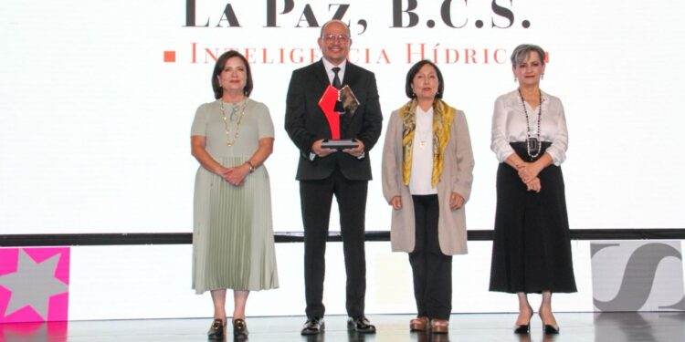 El Gobierno Municipal de La Paz fue reconocido a nivel nacional con el Premio a las Mejores Prácticas de Gobiernos Locales de la revista Alcaldes de México, por el desarrollo de una nueva forma de conocer y operar el sistema de agua potable mediante el uso de tecnología e información. El reconocimiento por innovación tecnológica en inteligencia hídrica fue recibido por el director general de SAPA La Paz, Abimael Ibarra Abúndez, durante la 16.ª edición de estos premios, que distinguen prácticas de gobiernos locales que han generado resultados en diferentes áreas de la administración pública