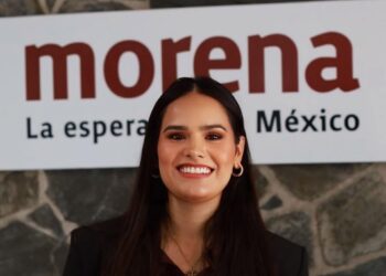 Las circunstancias políticas rebasan las limitadas capacidades de la dirigente de Morena en BCS, Karina González Gavarain.